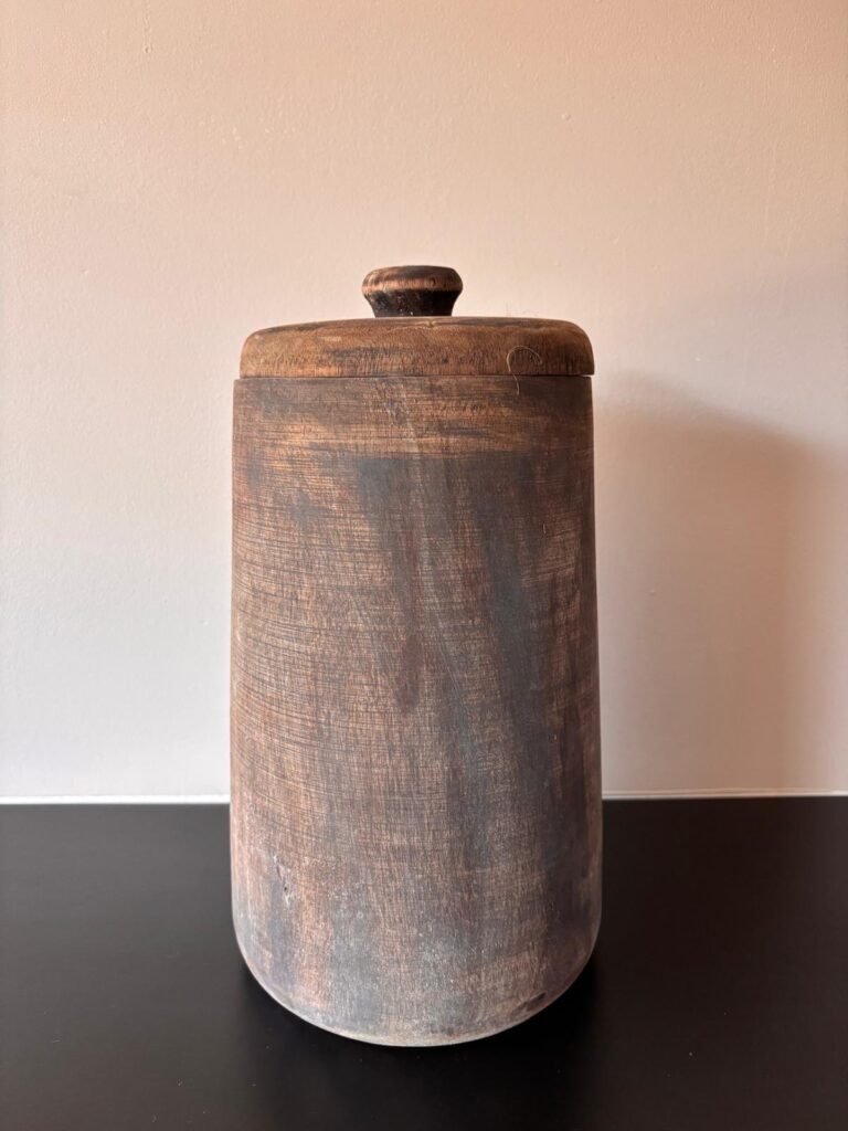 Nepalese houten pot met deksel